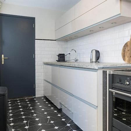 Petite Room With Wifi, Ac, And Shared Kitchen Tilburg Bagian luar foto