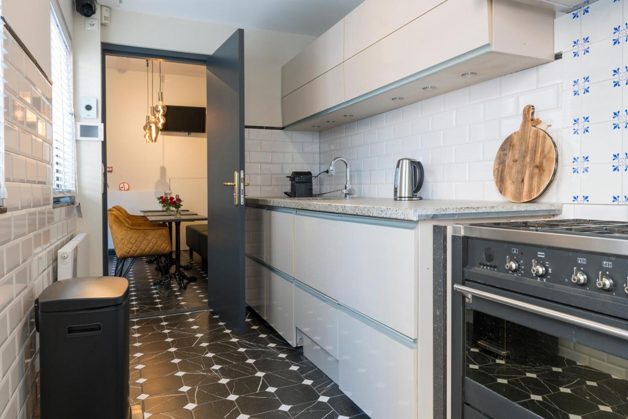 Petite Room With Wifi, Ac, And Shared Kitchen Tilburg Bagian luar foto