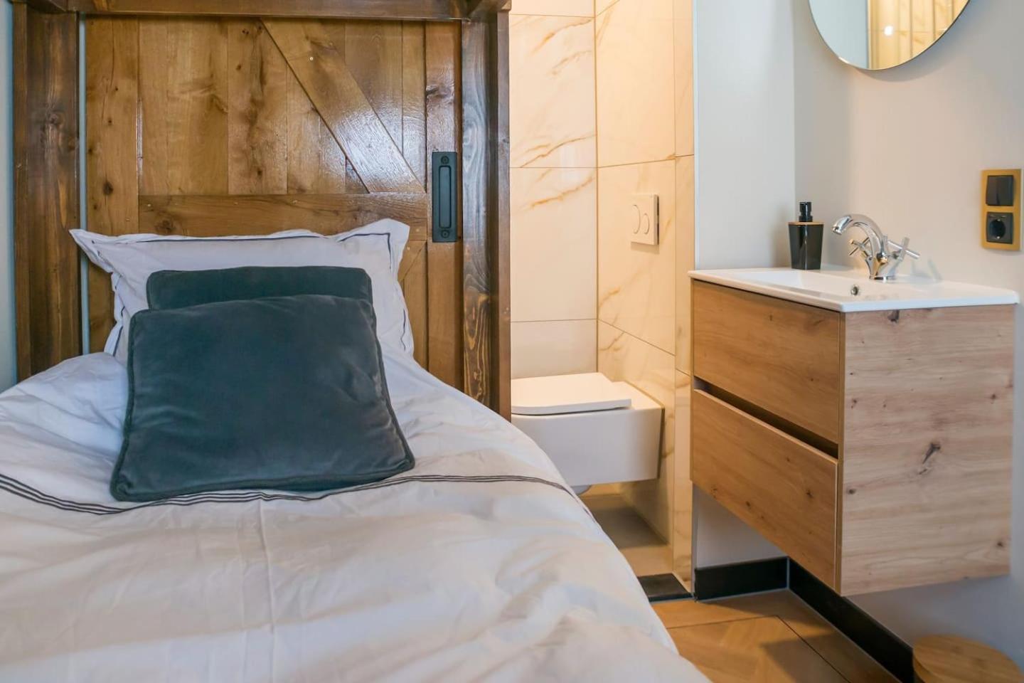 Petite Room With Wifi, Ac, And Shared Kitchen Tilburg Bagian luar foto
