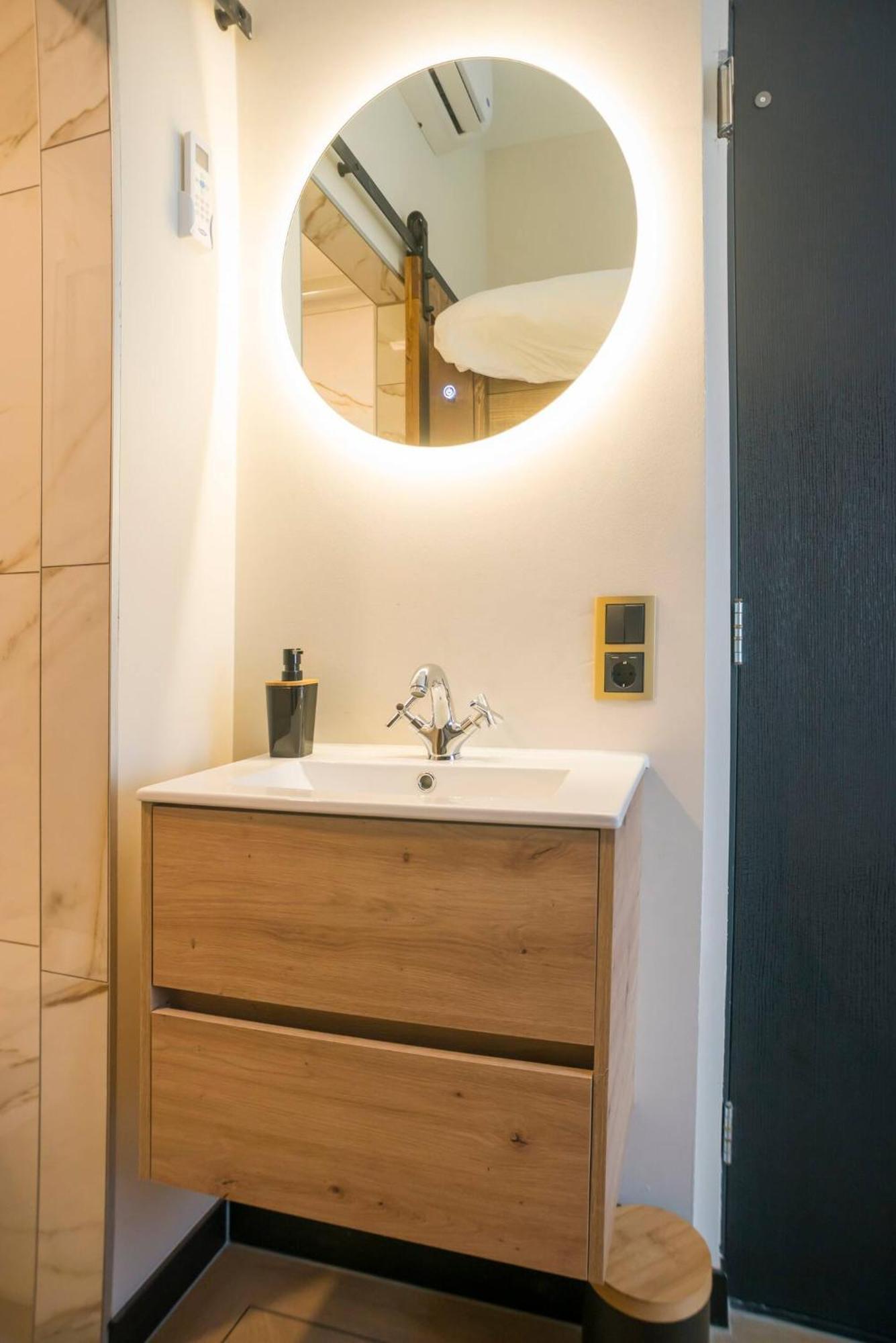 Petite Room With Wifi, Ac, And Shared Kitchen Tilburg Bagian luar foto