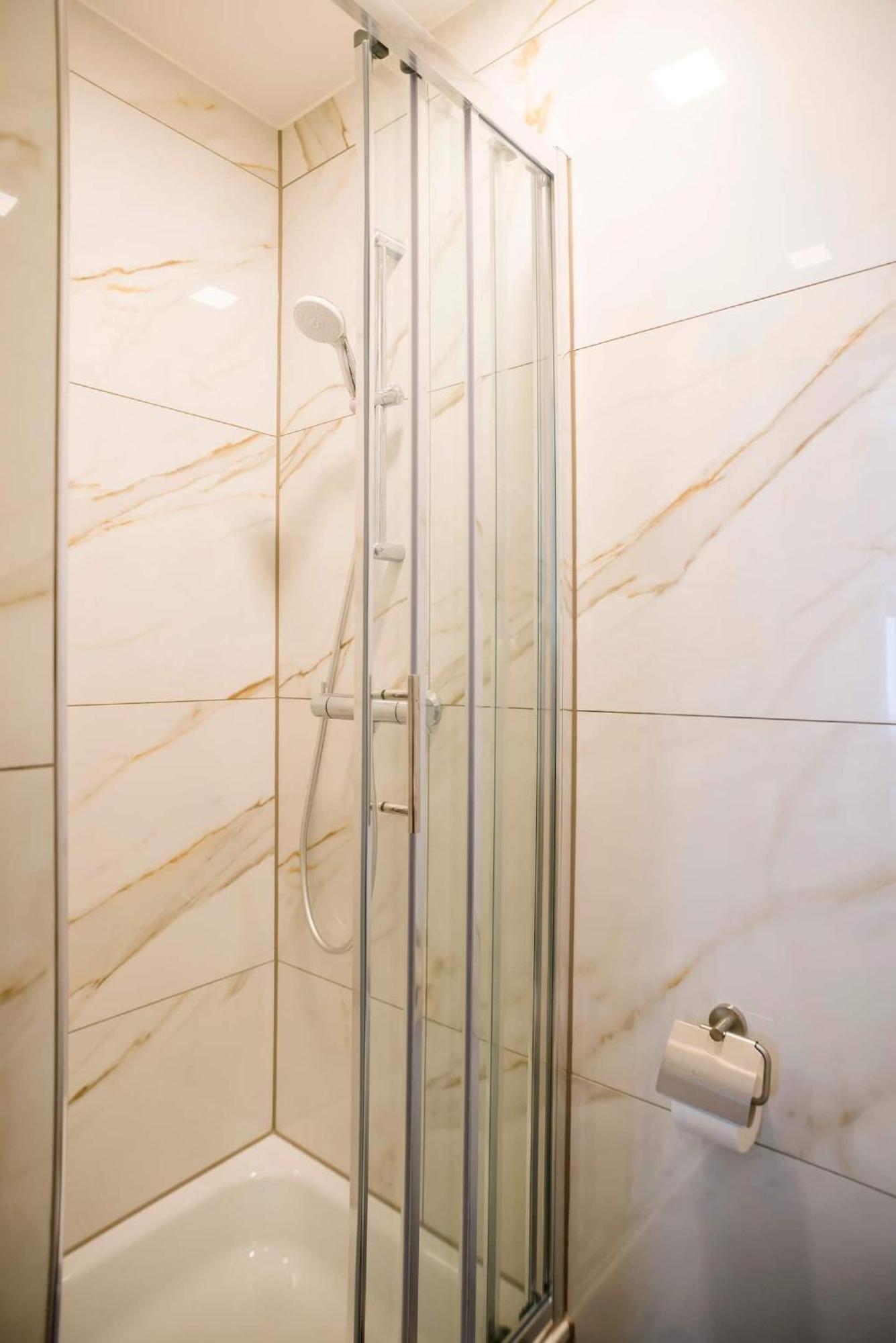 Petite Room With Wifi, Ac, And Shared Kitchen Tilburg Bagian luar foto
