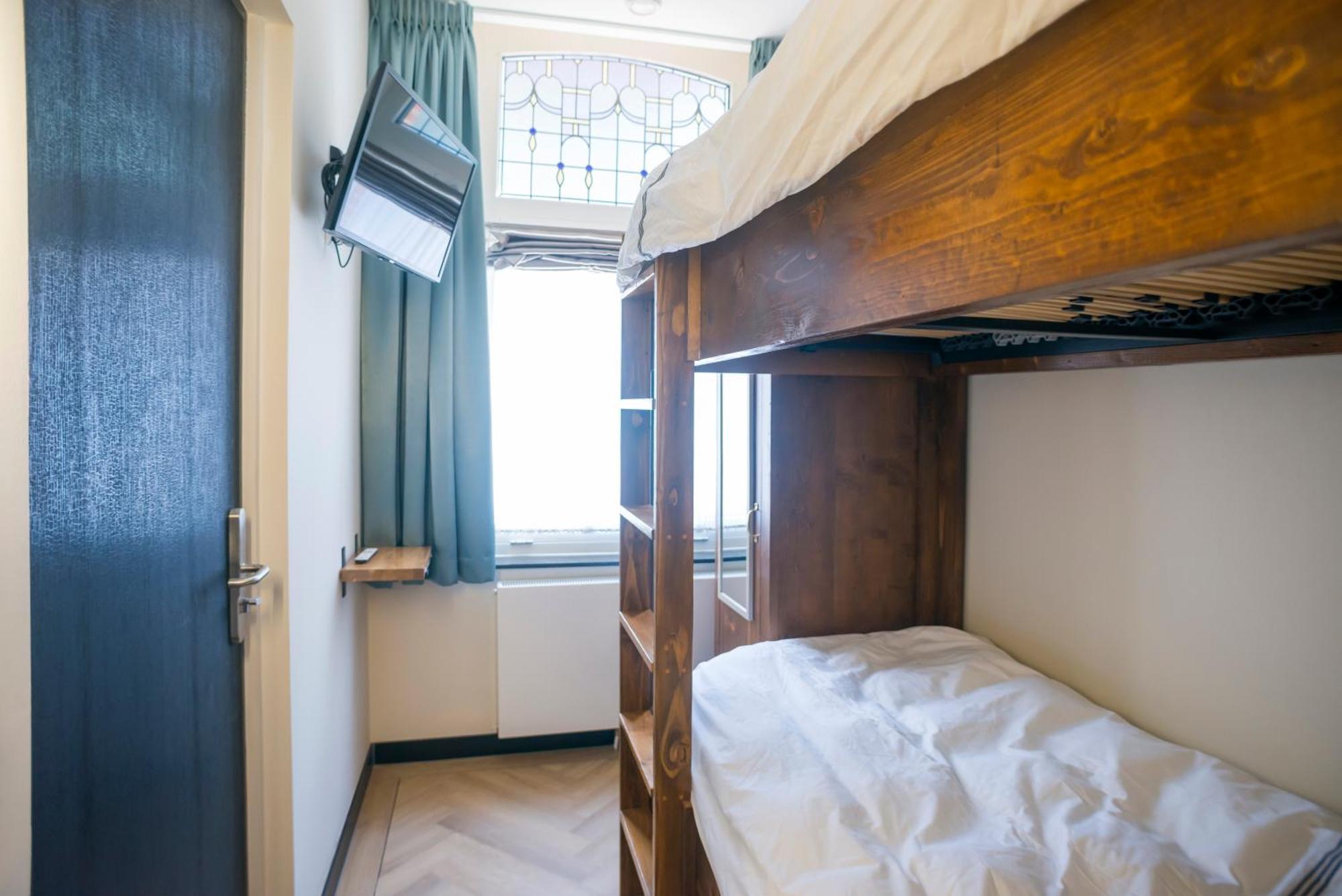 Petite Room With Wifi, Ac, And Shared Kitchen Tilburg Bagian luar foto