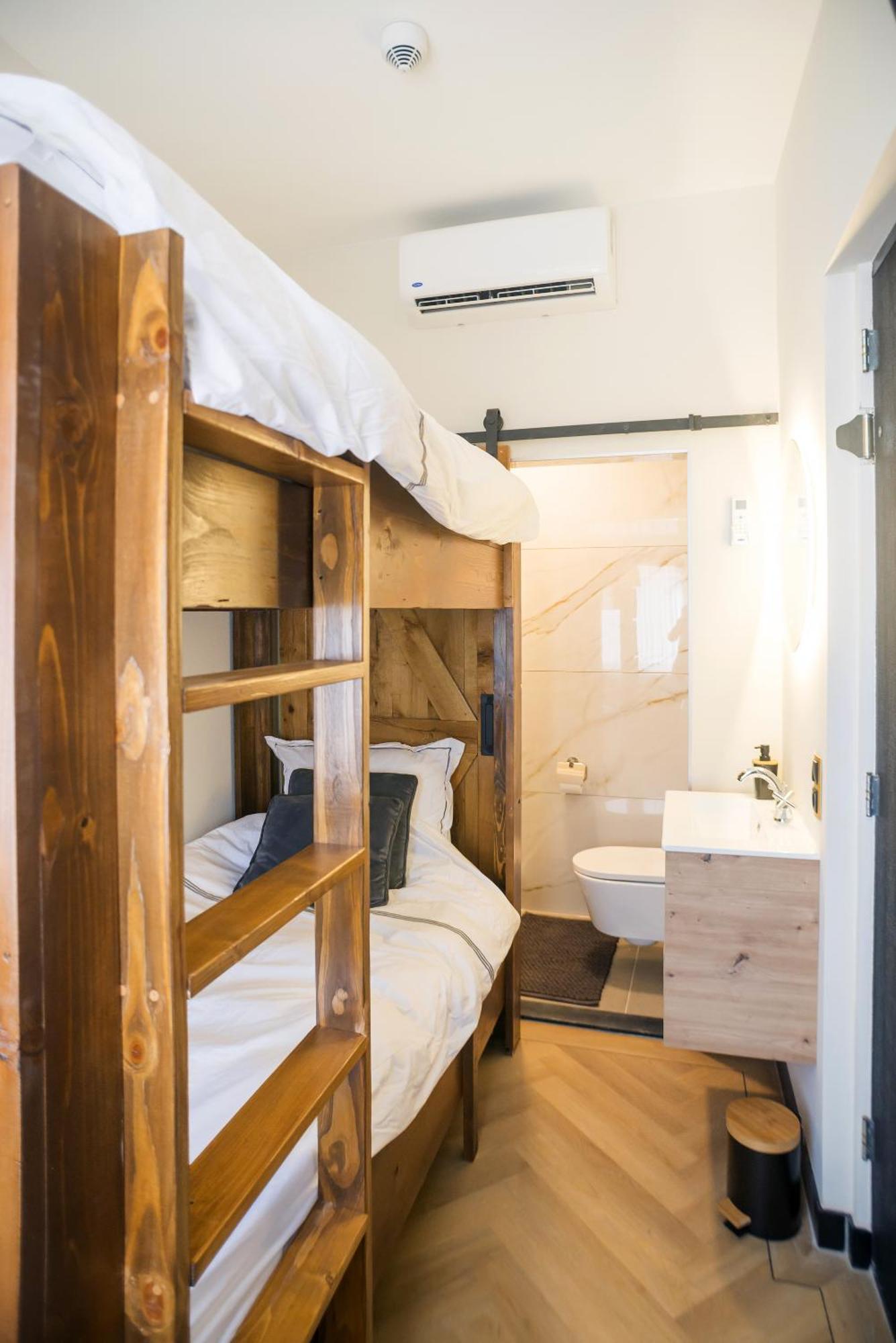 Petite Room With Wifi, Ac, And Shared Kitchen Tilburg Bagian luar foto