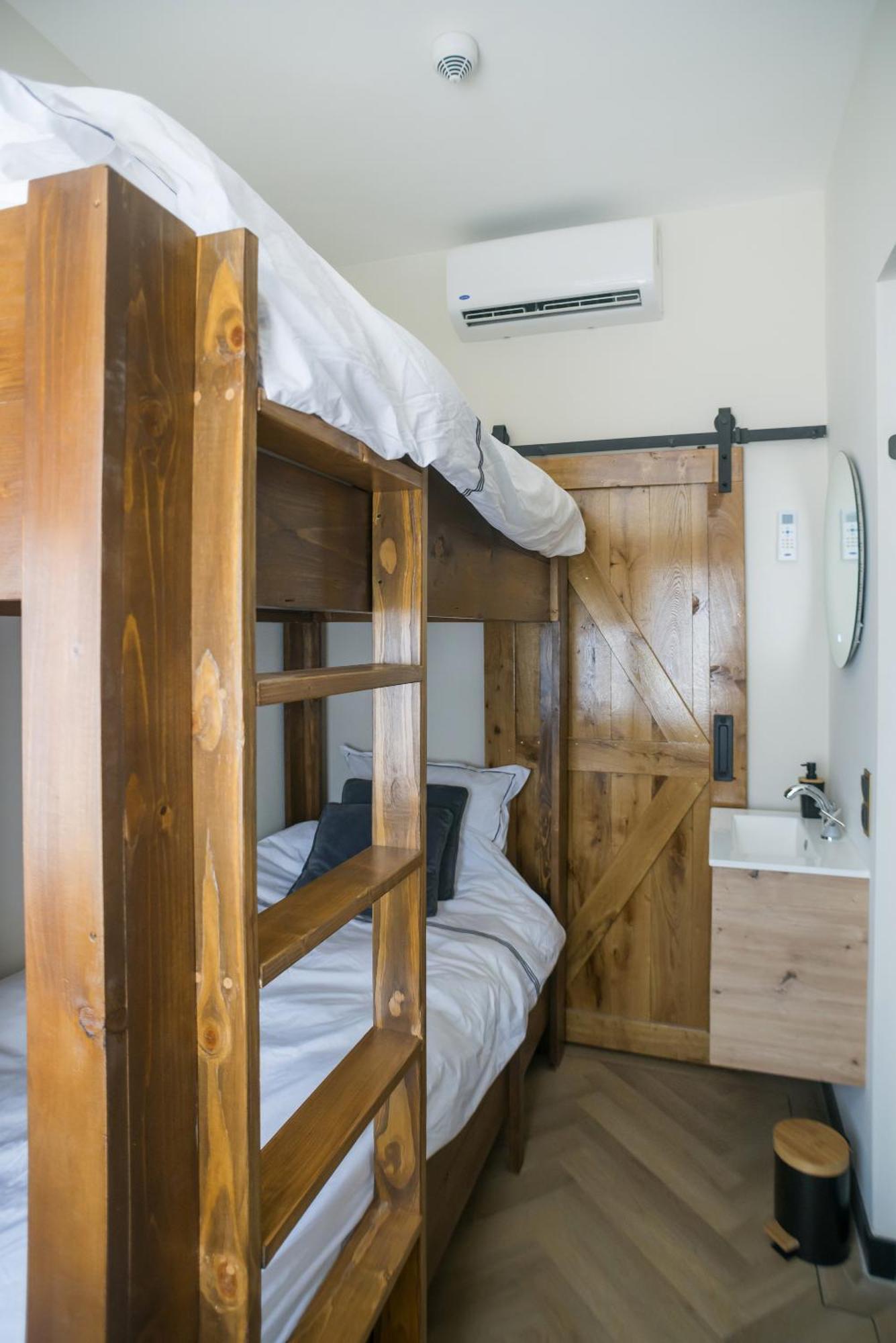 Petite Room With Wifi, Ac, And Shared Kitchen Tilburg Bagian luar foto