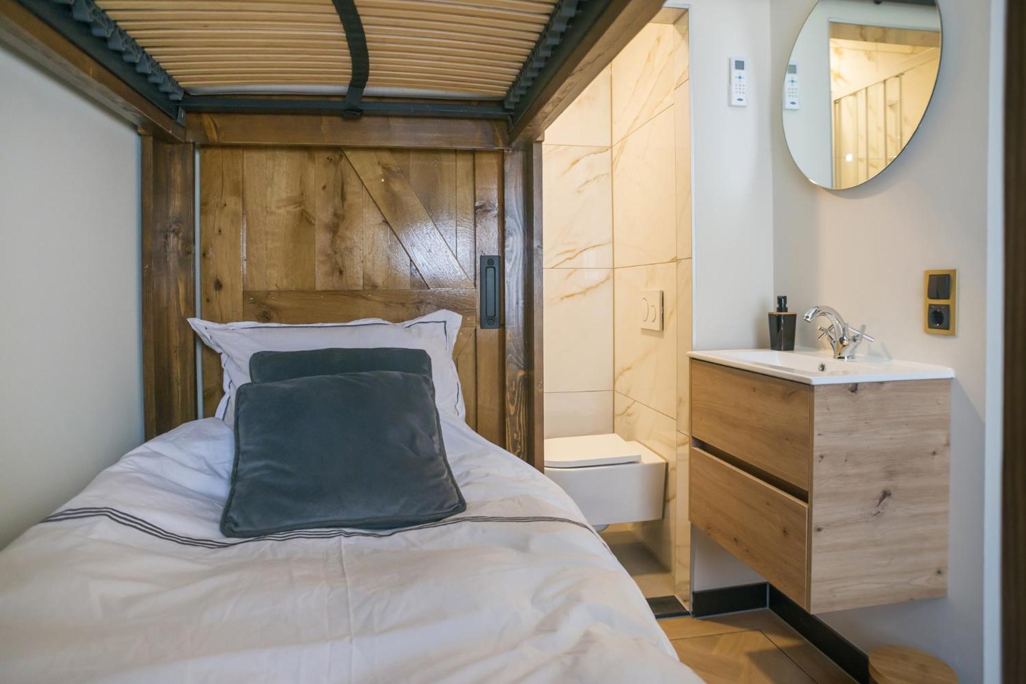 Petite Room With Wifi, Ac, And Shared Kitchen Tilburg Bagian luar foto