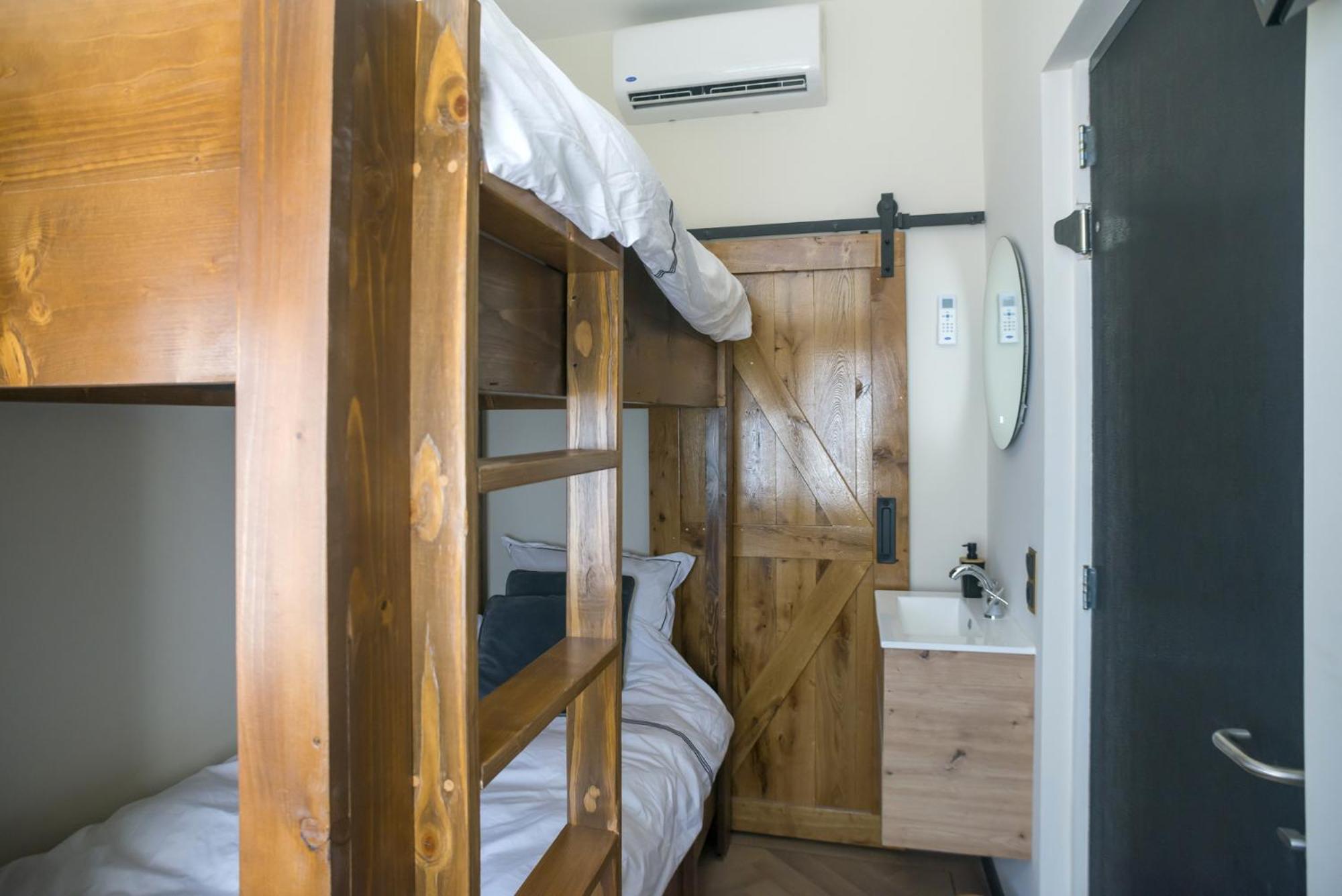 Petite Room With Wifi, Ac, And Shared Kitchen Tilburg Bagian luar foto